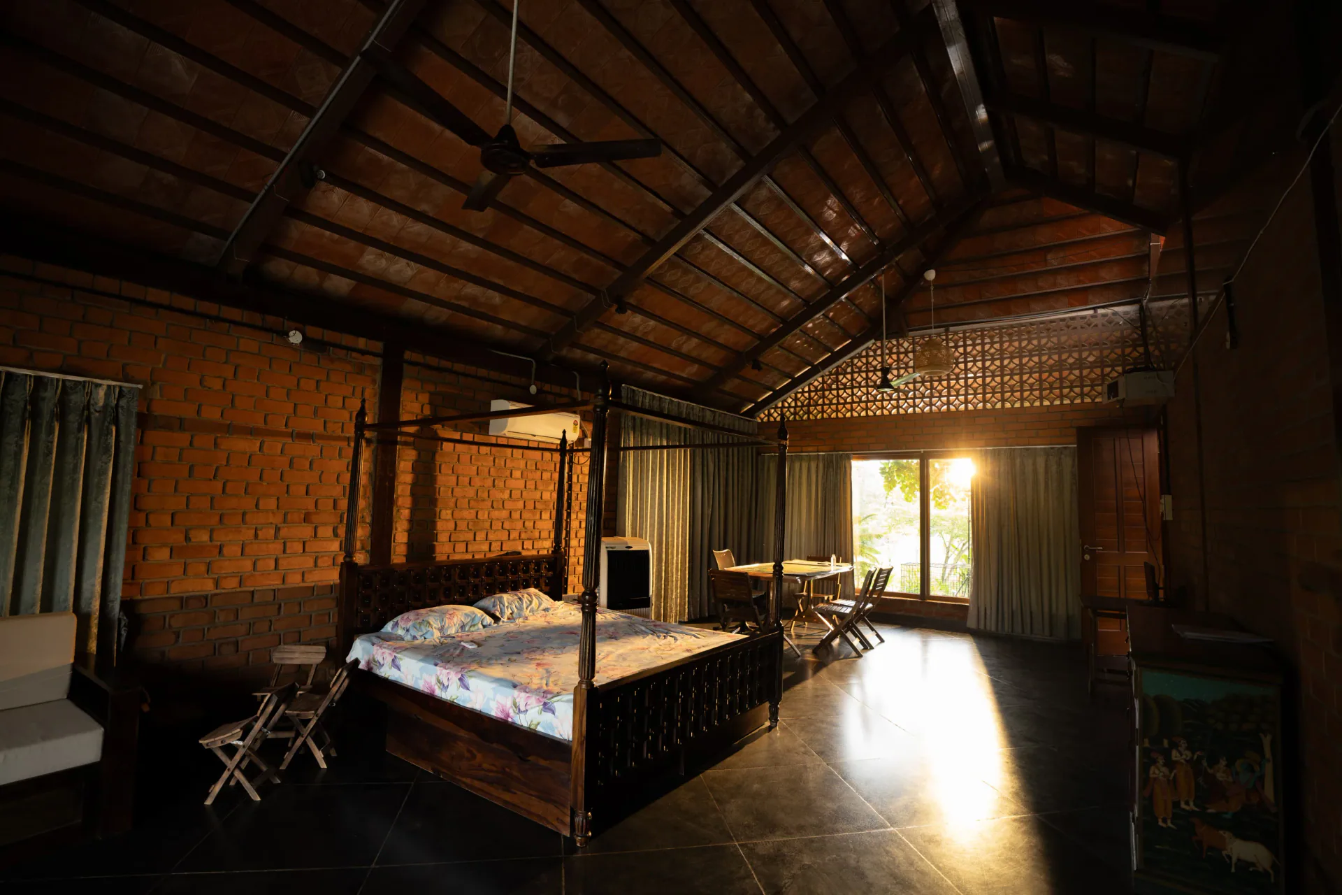 Warm brick guest bedroom at CoQuitos