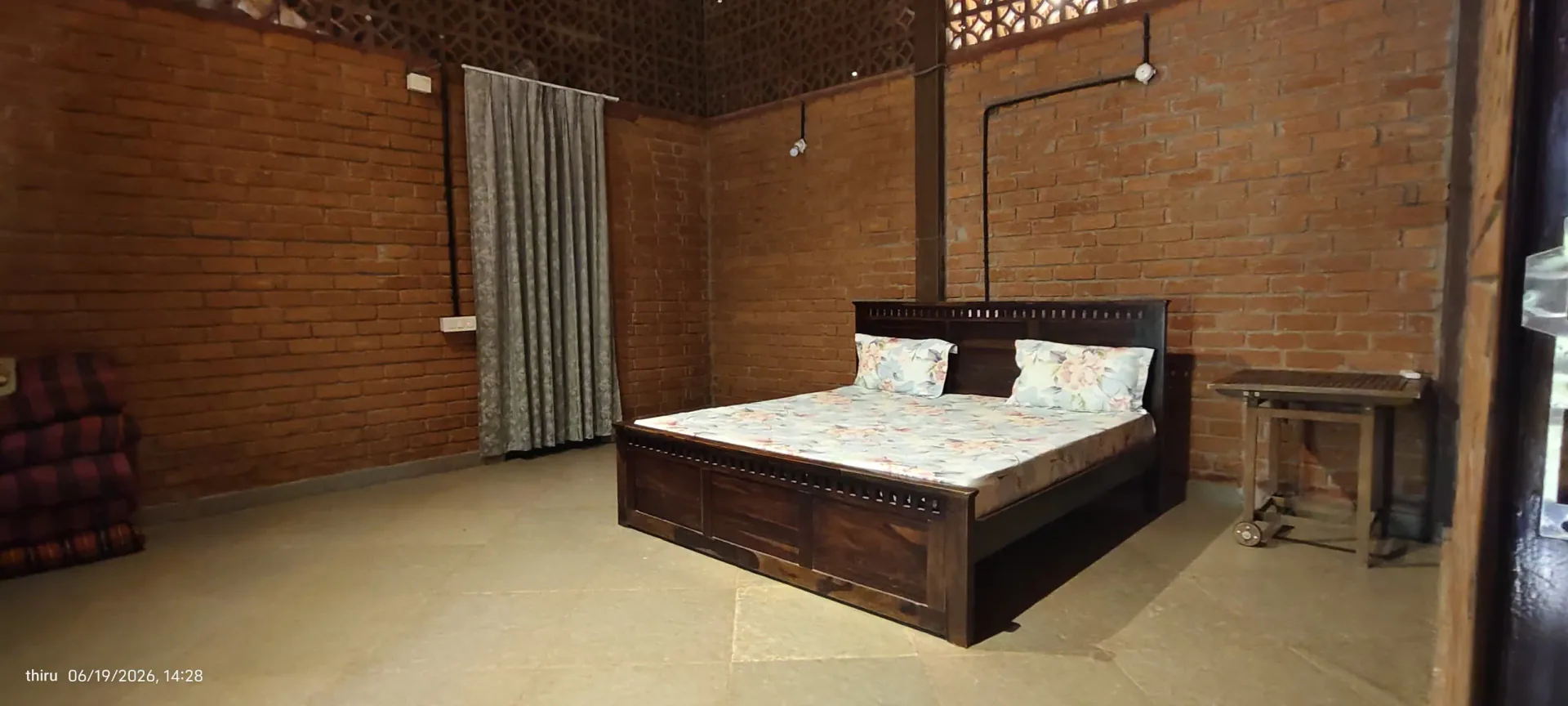 Spacious heritage-style bedroom at CoQuitos