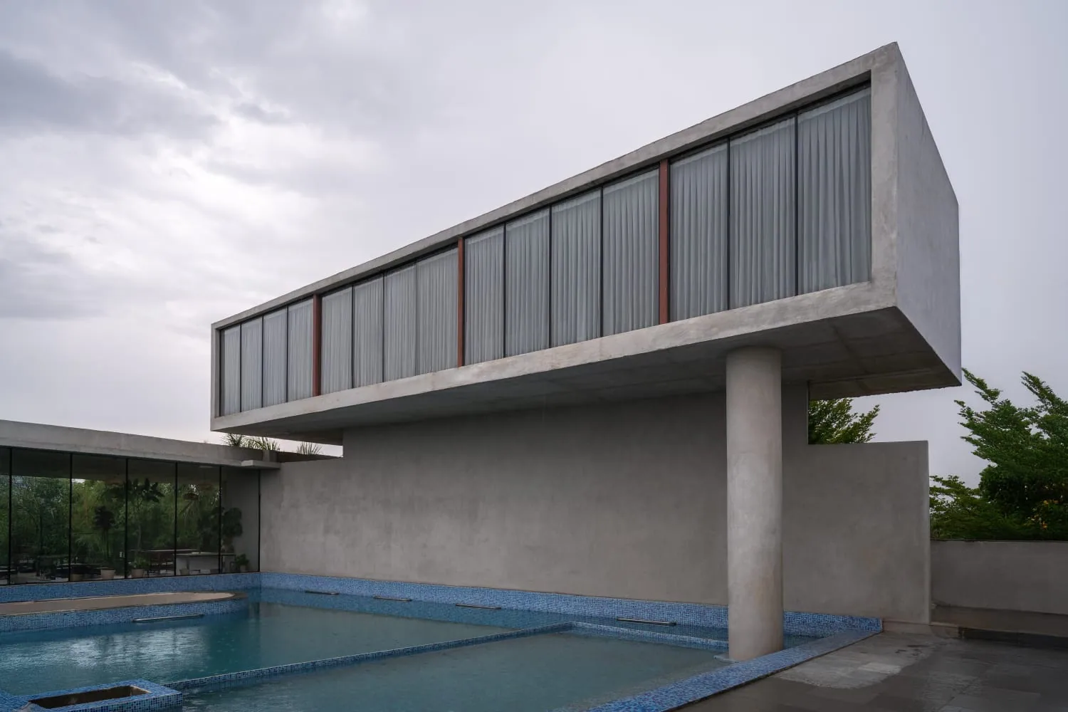 R.House glass room beside the pool
